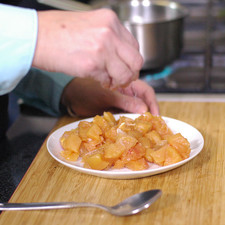 Cortar la pechuga de pollo e trozos pequeños y salpimentar por todos lados. Rs 1487633636