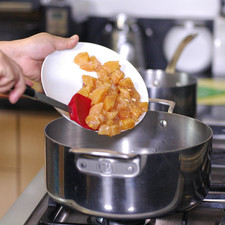 Calentar el aceite y cuando esté bien caliente, sofreír los trozos de pollo durante 5 minutos o hasta que se vean un poco dorados. Rs 1487633772