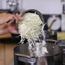 Sofreír en la misma olla dónde sofreímos el pollo, las tiras de repollo durante 5 minutos. Rs 1487633821