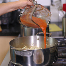 Agregar la salsa molida, sazonar con sal y pimienta negra molida dejar hervir durante 3 minutos. Rs 1487633845