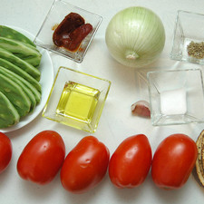 Ingredientes para receta 10 piezas de penca de nopal 1 pieza de cebolla blanca 1 diente de ajo 5 piezas de jitomate guaje 2 cucharadas de aceite de oliva sal al gusto 1/4 cucharita de orégano seco 2 piezas de chile chipotle adobado tostadas de maíz al gusto Rs 1487634044