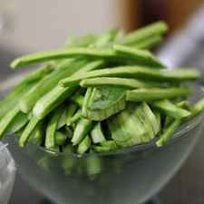 Cortar las pencas de nopal en tiras delgadas. Rs 1487634074