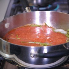 Agregar la salsa molida y sazonar con sal, dejar cocer 5 minutos más. Rs 1487634180