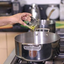 Calentar el aceite en el sartén y cuando esté bien caliente sofreír las rodajas de cebolla durante 3 minutos. Rs 1487634221