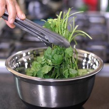 Desinfectar el cilantro en un tazón con agua y unas gotas de desinfectante durante 5 minutos. Escurrir y picar finamente.