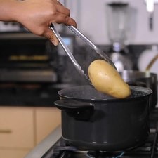 Cocer las papas en una olla honda con suficiente agua y un poco de sal, durante 20 minutos. Escurrir y dejar enfriar.