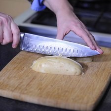 Cortar las papas en cuatro partes en forma de gajos.