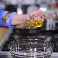 Colocar en un tazón el aceite de oliva.