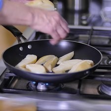 Calentar el sartén y cuando esté bien caliente añadir los gajos de papa.
