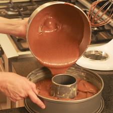 Verter la masa del pastel de chocolate en el molde, previamente engrasado y con la cajeta, solamente hasta que cubra la mitad del molde, si es más masa no agregarla para que no se desborde.