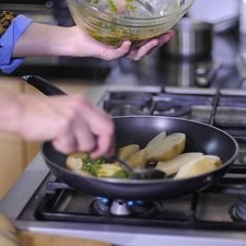 Bañar con un poco de la mezcla de aceite, dejar freír unos minutos por cada lado.