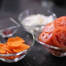 Cortar la cebolla, ajo, jitomate guaje, zanahoria, calabacita y chile de árbol seco en rodajas. Rs 1488326981