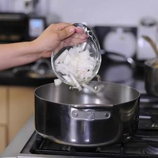 Calentar el aceite en una olla honda y cuando esté bien caliente, sofreír la cebolla y ajo en rodajas un par de minutos. Rs 1488326992