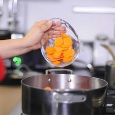 Agregar rodajas de chile seco y zanahoria. Continuar cociendo durante 5 minutos más. Rs 1488327014