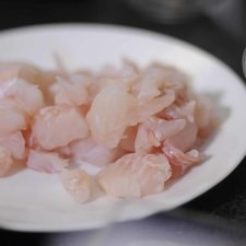 Cortar el filete de pescado en trozos a tamaño bocado. Rs 1488327024