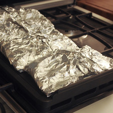 Cocer sobre en el comal de la estufa a fuego lento, primero por un lado por aproximadamente 10 minutos. Voltear con cuidado, el aluminio se puede inflar como globo, si así fuera, picar con un palillo de dientes con un palillo de dientes. Dejar 5 minutos más del otro lado.