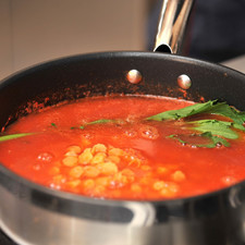 Agregar el caldo de pollo, la rama de epazote y la pasta y dejar cociendo 5 minutos más hasta que la pasta esté suave. S 1945 1475634316
