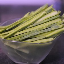 Cortar las pencas de nopal en tiras delgadas.