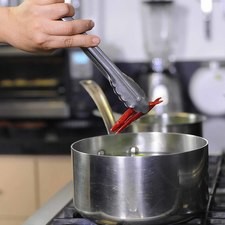 Poner a hervir los tomates verdes junto con los chiles de árbol secos y el diente de ajo durante 5 minutos cuidando que no se rompan los tomates.