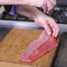 Salpimentar los bistec por ambos lados.