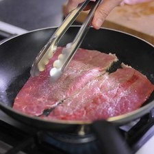 Calentar el aceite de oliva en el sartén y cuando esté bien caliente sofreír los bistec unos minutos de cada lado.