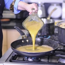 Sofreír la salsa en el mismo sartén donde sofreímos los bistec y sazonar con sal. Dejar hervir unos minutos.