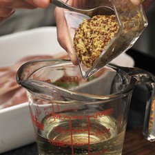Mezclar en un tazón pequeño el vino y la mostaza. Revolver bien. Bañar las piezas de pollo con la mezcla y tapar con papel aluminio. Hornear a 350°F (175°C) durante 45 a 60 minutos hasta que el pollo esté bien cocido.