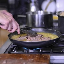 Añadir las tiras de bistec.