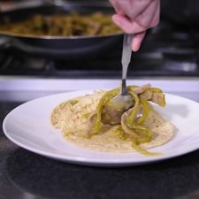 Para armar los tacos calentar las tortillas sobre un sartén o comal y rellenar con un poco de la mezcla de carne.