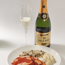 3. Sala Vivé; NV; Freixenet; Querétaro; México. Vino espumoso de la región de Ezequiel Montes en Querétaro. La acidez de este vino nos da frescura y contrasta con los sabores del platillo. Por su característica espumosa nos limpia el paladar y da entrada al siguiente bocado. Un excelente maridaje de contraste.