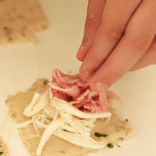 Colocar una cucharada de jamón picado y una de queso desmenuzado en el centro de un cuadro de masa. Poner otro cuadro de masa sobre el relleno y sellar las orillas presionando fuerte con los dedos. S 1948 1475634313