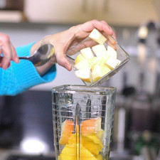 Colocar en el vaso de la licuadora la pulpa de mango, trozos de manzana.