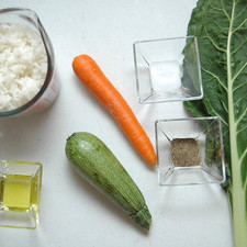 Ingredientes para receta 10 hojas de acelga 2 tazas de arroz cocido 1 pieza de calabacita italiana 1 pieza de zanahoria sal al gusto pimienta negra molida al gusto 1 cucharada de aceite de oliva