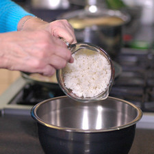 Para preparar el relleno; colocar en un tazón el arroz cocido.