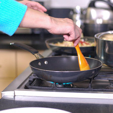 Calentar el sartén y cuando esté bien caliente barnizar con un poquito de aceite con la ayuda de la brocha.