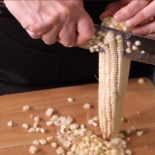 Desgranar los elotes con un cuchillo sobre la tabla para picar. Es mejor rebanar dos filas a la vez y después repasar para sacar la pulpa. Rs 1488833991