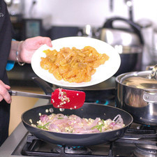 Agregar las fajitas de pollo y continuar cociendo 5 minutos más. Rectificar sazón Rs 1488834028