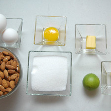 Ingredientes para mini cupcakes 2 tazas de almendras enteras 2/3 taza de azúcar blanca 2 piezas de huevo 1 pieza de yema de huevo 1 pieza de limón 1 cucharada de mantequilla Ingredientes para otros papel plástico adherente al gusto mantequilla al gusto S 1489435885