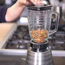 Colocar las almendras enteras en el vaso de la licuadora y moler hasta que queden molidas completamente. S 1489435923