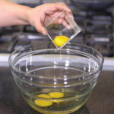 Batir en un tazón los dos huevos enteros y la yema, hasta que se integre completamente. Sin dejar de batir. S 1489435973