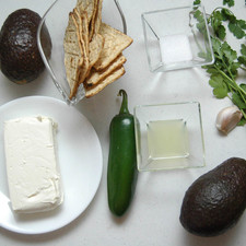 Ingredientes para receta 2 piezas de aguacate 190 gramos de queso crema 1 diente de ajo 1/4 manojo de cilantro 1 pieza de chile jalapeño sal al gusto 1/4 taza de leche de vaca 1 cucharada de jugo de limón totopos de maíz al gusto desinfectante de verduras al gusto S 1489621884