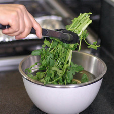 Desinfectar las ramas de cilantro remojándolas en un tazón con agua y unas gotas de desinfectante durante 5 minutos. Escurrir S 1489621897