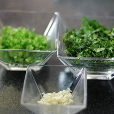 Picar finamente el cilantro, diente de ajo y chile jalapeño descartando semillas y venas. S 1489621921