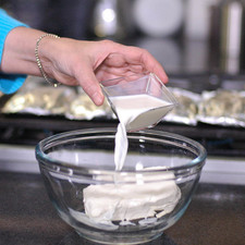 Colocar el queso crema y la leche en un tazón e integrar con la ayuda de la cuchara. S 1489621941