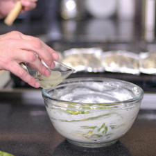 Añadir jugo de limón, sazonar con sal. S 1489621981