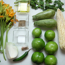 Ingredientes para receta 1 manojo de flor de calabaza 2 piezas de calabacita italiana 2 piezas de elote Help 6 piezas de tomate verde (tomatillo) 1 pieza de chile serrano 1 diente de ajo 5 ramas de cilantro sal al gusto pimienta negra molida al gusto 2 cucharadas de aceite de oliva 1/4 pieza de cebolla blanca S 1489699354