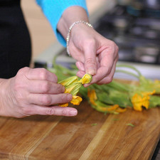 Cortar las flores de calabaza a la mitad y remover el pistilo y los sépalos, desecharlos y conservar la corola. S 1489699570