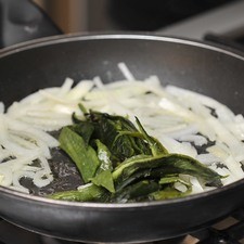 Una vez que esté suave, agregar las rajas de chile chilaca y continuar cociendo tres minutos más hasta que se evapore el líquido. S 1957 1475634310