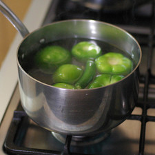 Para preparar la salsa poner a hervir los tomates verdes, chile serrano y diente de ajo en una olla honda con un poco agua durante 5 minutos, cuidando que no se rompan los tomates. S 1489699637