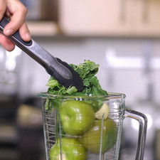 Colocar en el vaso de la licuadora los tomates cocidos, chile serrano, diente de ajo y ramas de cilantro. Moler hasta obtener una mezcla homogénea. S 1489699656